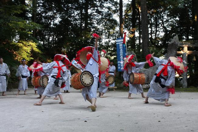 諏訪神社での虫送り踊り