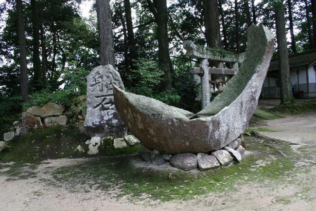 諏訪神社内の船石