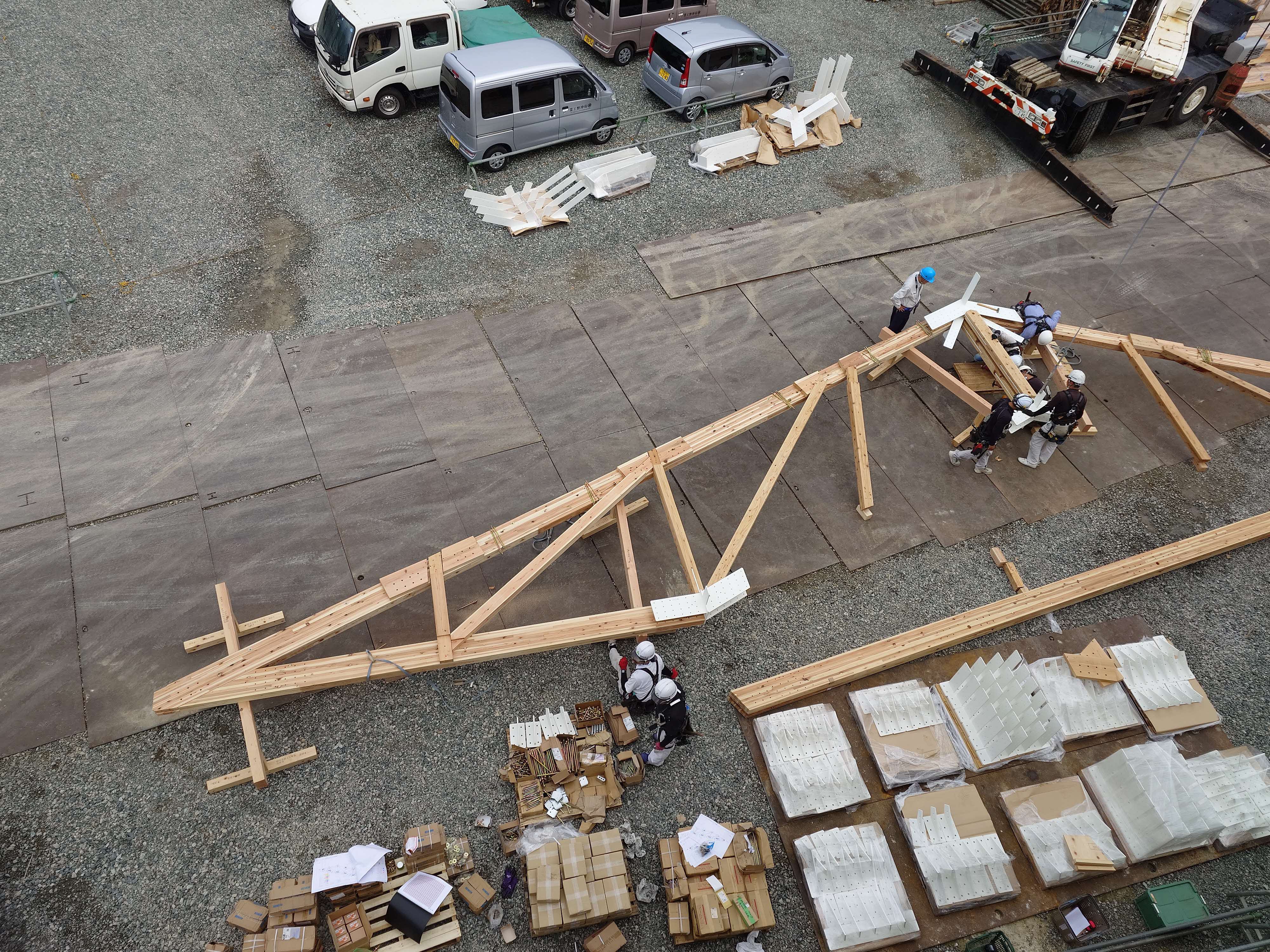 10月石見中学校屋根を支えるトラスの組み立て中